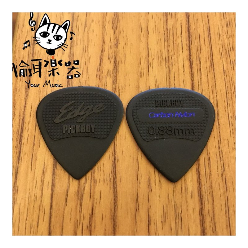 ♪Your Music 愉耳樂器♪PICKBOY黑色立體英文字樣pick 吉他 烏克麗麗匹克0.88mm PICKBOY黑色立體英文字樣pick 吉他 烏克麗麗匹克0.88mm — 三峽烏克麗麗