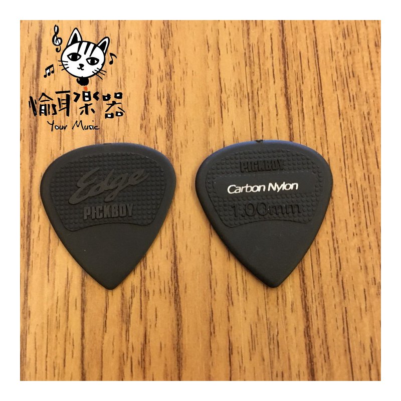 ♪Your Music 愉耳樂器♪PICKBOY黑色立體英文字樣pick 吉他 烏克麗麗匹克1.00mm PICKBOY黑色立體英文字樣pick 吉他 烏克麗麗匹克1.00mm — 三峽烏克麗麗