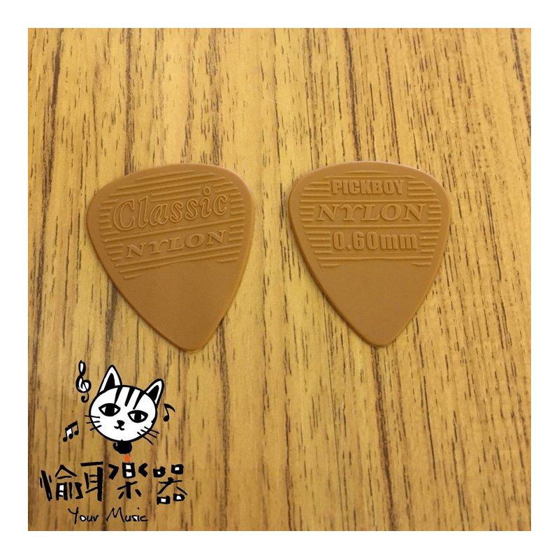 ♪Your Music 愉耳樂器♪PICKBOY 奶茶色立體英文字樣pick 吉他 烏克麗麗匹克0.60mm PICKBOY 奶茶色立體英文字樣pick 吉他 烏克麗麗匹克0.60mm — 三峽烏克麗麗