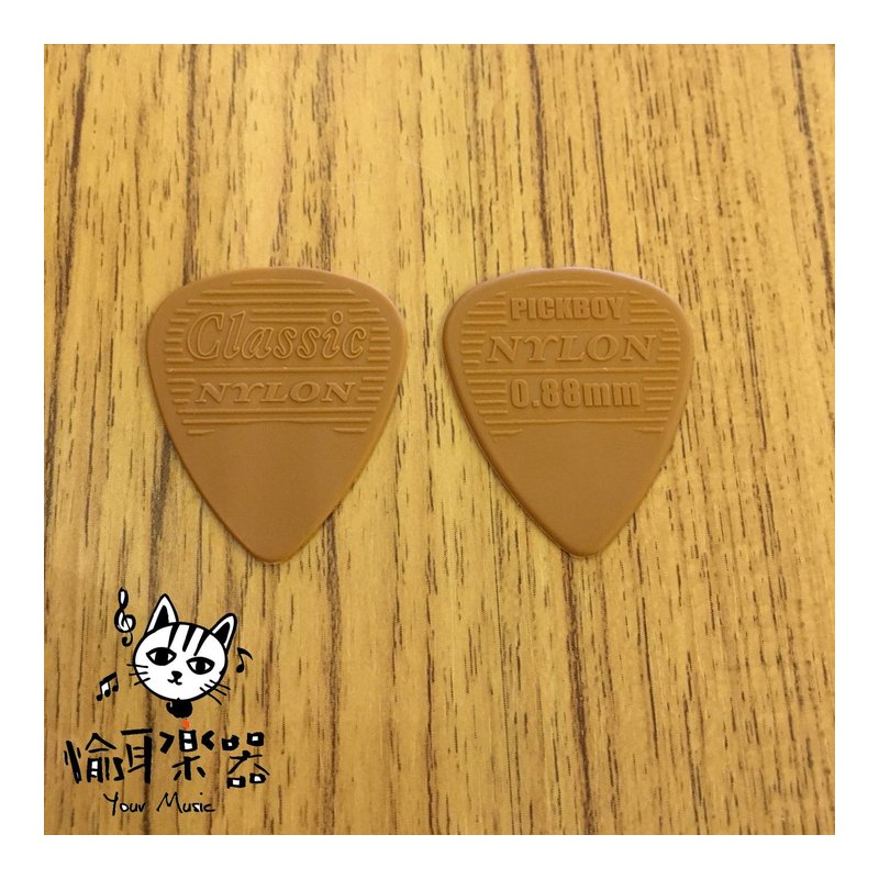 ♪Your Music 愉耳樂器♪PICKBOY 奶茶色立體英文字樣pick 吉他 烏克麗麗匹克0.88mm PICKBOY 奶茶色立體英文字樣pick 吉他 烏克麗麗匹克0.88mm — 三峽烏克麗麗