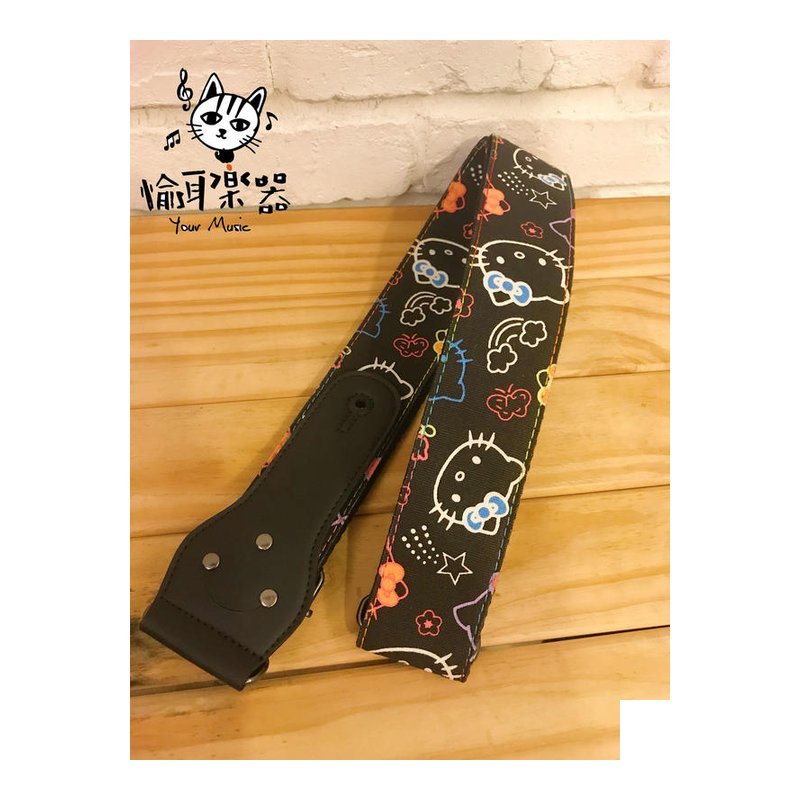♪ Your Music 愉耳樂器♪ 黑底 KITTY 大臉 吉他 背帶 肩帶 文青風格 帆布材質 黑底 KITTY 大臉 吉他 背帶 肩帶 文青風格 帆布材質 — 三峽吉他 / Bass