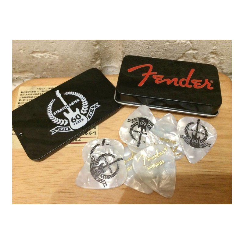 ♪ Your Music 愉耳樂器 ♪ FENDER 60th週年紀念款 PICK收藏金屬盒含燙金Pick12入 FENDER 60th週年紀念款 PICK收藏金屬盒含燙金Pick12入 — 三峽配件 / 週邊