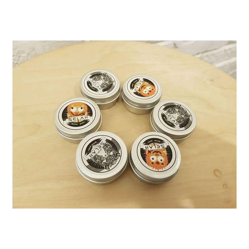 ♪ Your Music 愉耳樂器♪全新 Selah 獅王Pick禮盒 吉他彈片組 鋁盒精裝 【一盒9片】 全新 Selah 獅王Pick禮盒 吉他彈片組 鋁盒精裝 【一盒9片】 — 三峽吉他 / Bass
