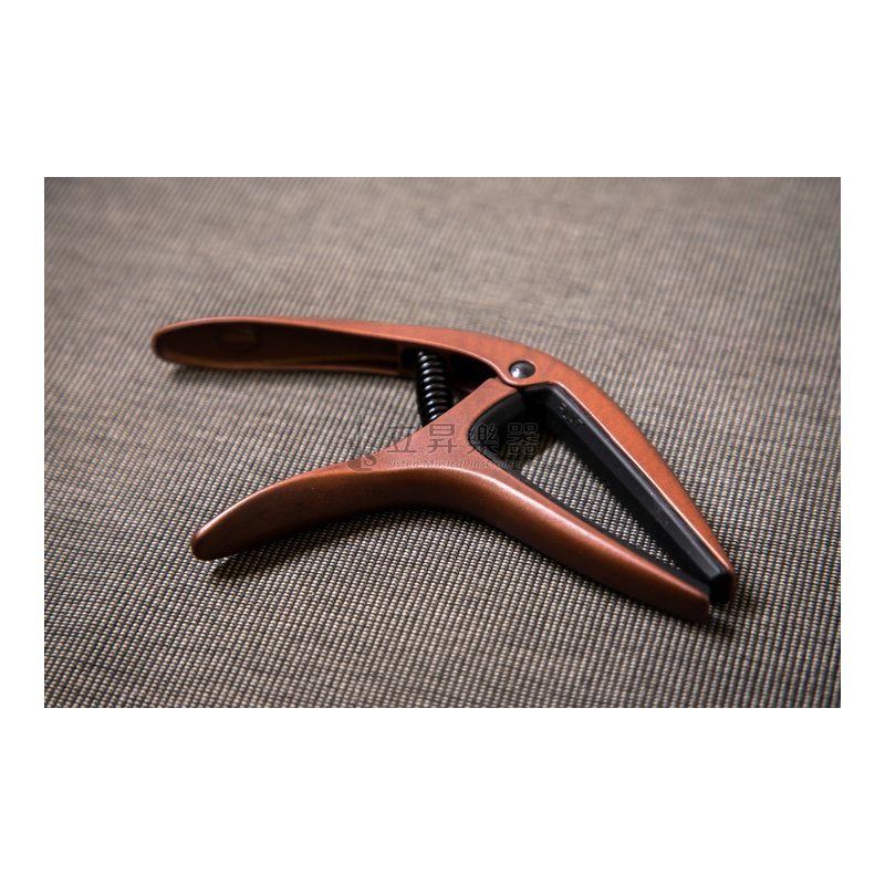 ERNIE ERNIE BALL AXIS CAPO 移調夾 P09602 BRONZE 銅色 雙半徑設計 鋁製結構 民謠吉他/古典吉他/電吉他適用 — 三峽木吉他 / 民謠吉他
