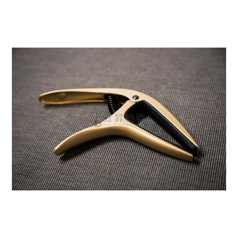 ERNIE ERNIE BALL AXIS CAPO 移調夾 P09606 GOLD SATIN 金色 雙半徑設計 鋁製結構 民謠吉他/古典吉他/電吉他適用 — 三峽木吉他 / 民謠吉他