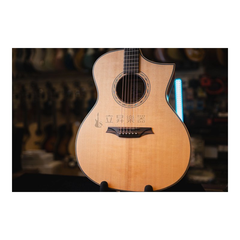 火山 Bromo BAT4CE 雲杉木面單 火山指板鑲嵌 阿馬拉烏木琴橋指板 Hillside Auditorium缺角 ToneFlow簍空音梁系統 — 三峽鼓 / 打擊