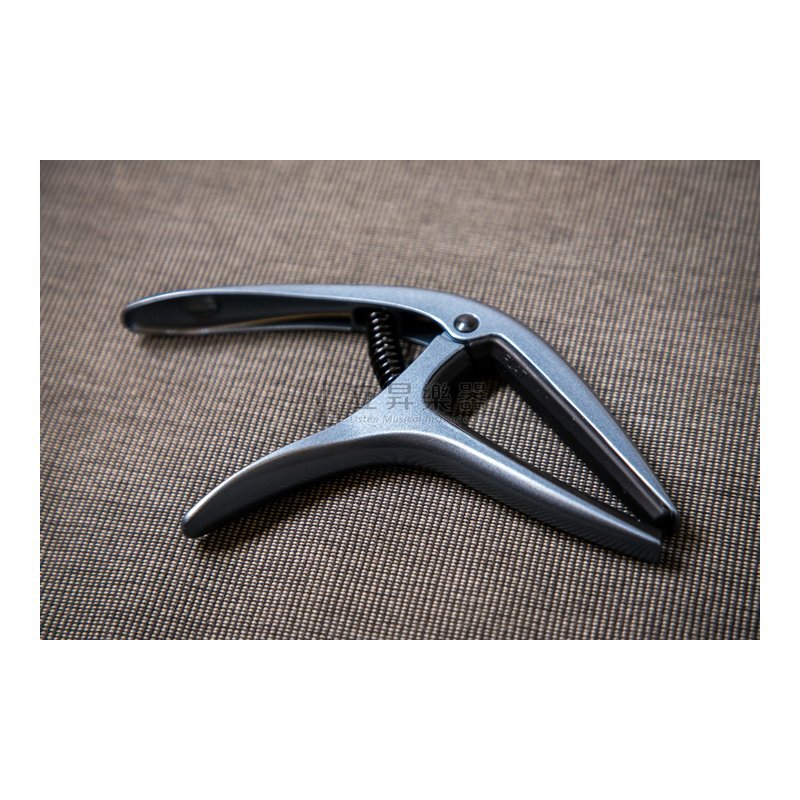 ERNIE ERNIE BALL AXIS CAPO 移調夾 P09607 BLUE STEEL 藍鋼色 雙半徑設計 鋁製結構 民謠吉他/古典吉他/電吉他適用 — 三峽木吉他 / 民謠吉他