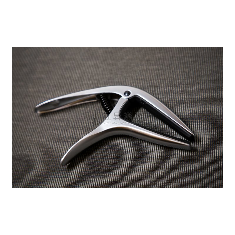 ERNIE ERNIE BALL AXIS CAPO 移調夾 P09601 SILVER 銀色 雙半徑設計 鋁製結構 民謠吉他/古典吉他/電吉他適用 — 三峽木吉他 / 民謠吉他