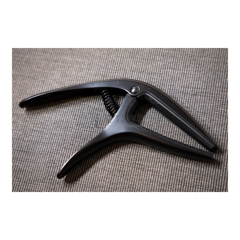 ERNIE ERNIE BALL AXIS CAPO 移調夾 P09600 Black 黑色 雙半徑設計 鋁製結構 民謠吉他/古典吉他/電吉他適用 — 三峽木吉他 / 民謠吉他