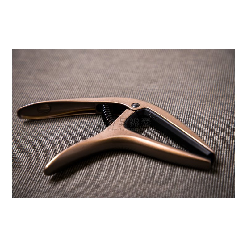 ERNIE ERNIE BALL AXIS CAPO 移調夾 P09608 PEWTER 錫色 雙半徑設計 鋁製結構 民謠吉他/古典吉他/電吉他適用 — 三峽木吉他 / 民謠吉他