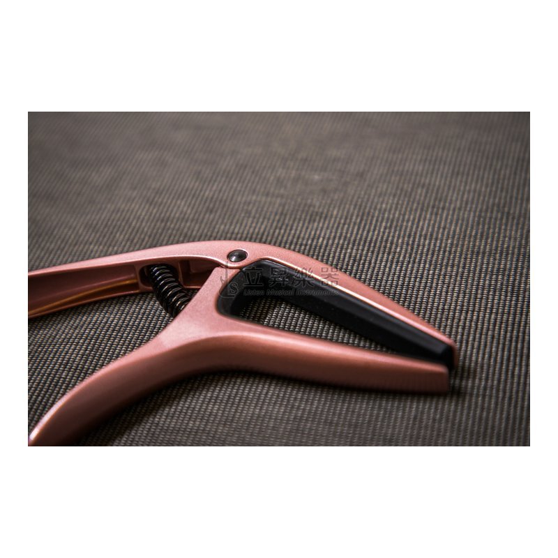 ERNIE ERNIE BALL AXIS CAPO 移調夾 P09605 ROSE GOLD SATIN 玫瑰金色 雙半徑設計 鋁製結構 民謠吉他/古典吉他/電吉他適用 — 三峽木吉他 / 民謠吉他
